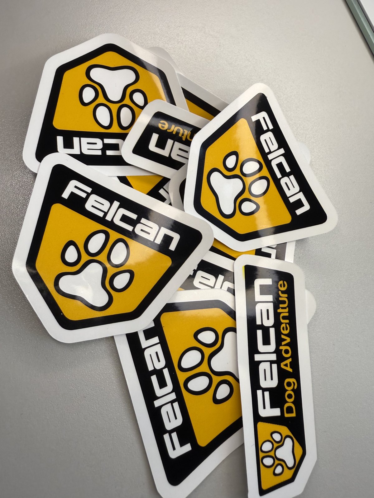 Stickers troquelados amarillos y negros Felcan Dog Adventure