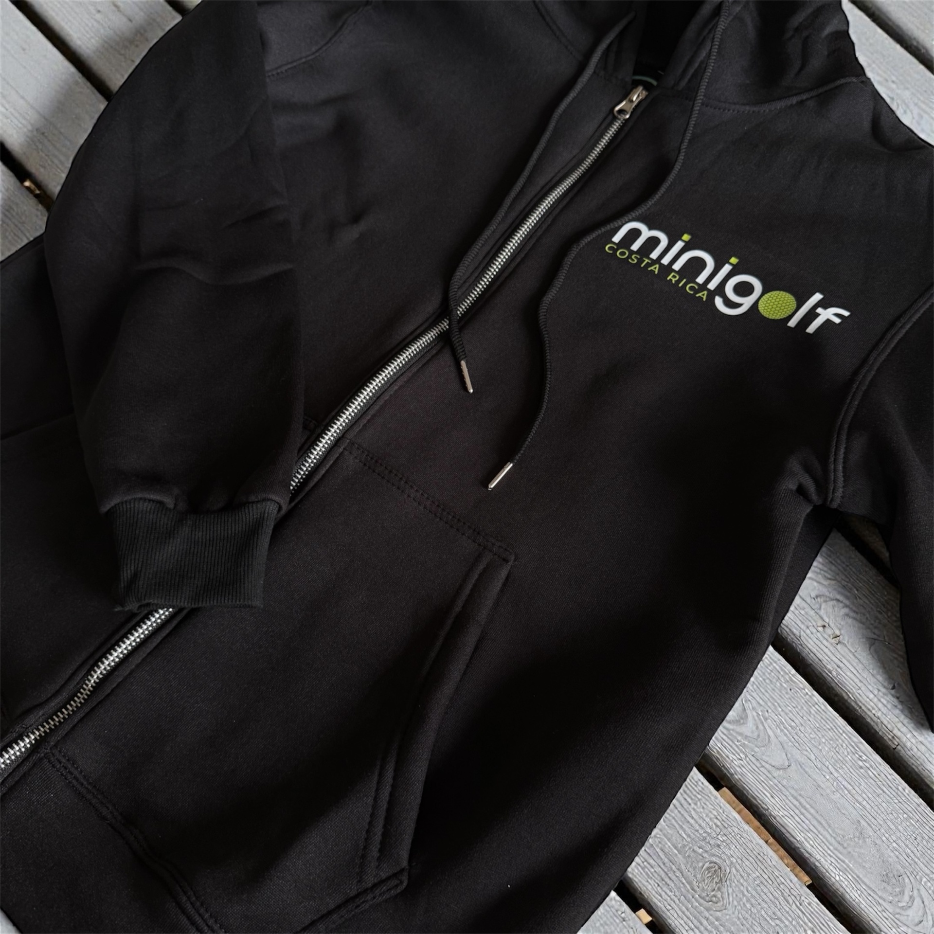 Sudadera negra con logo Minigolf Costa Rica