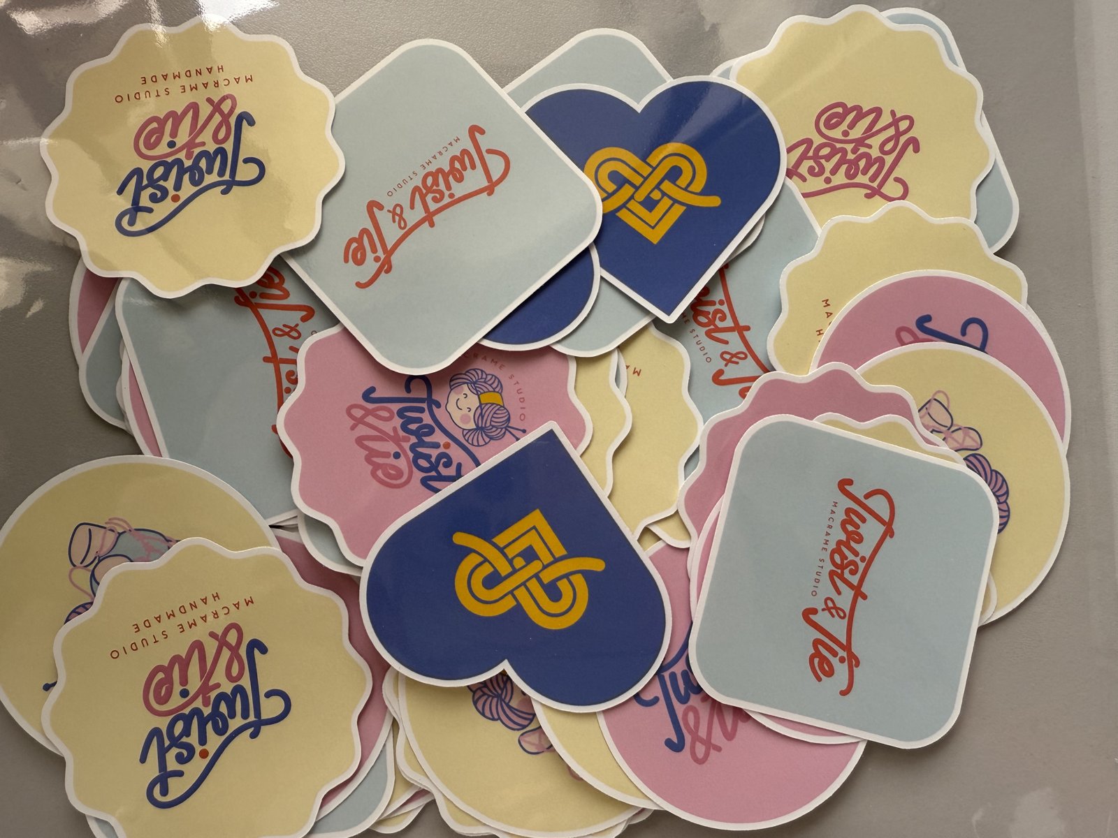 Stickers Twist & Tie Macramé Studio en pasteles con varias formas