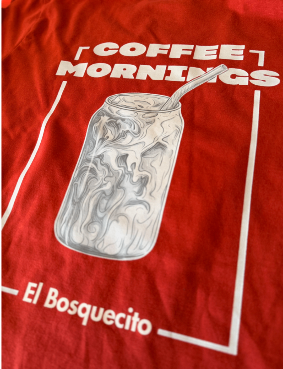 Camiseta roja Coffee Mornings El Bosquecito
