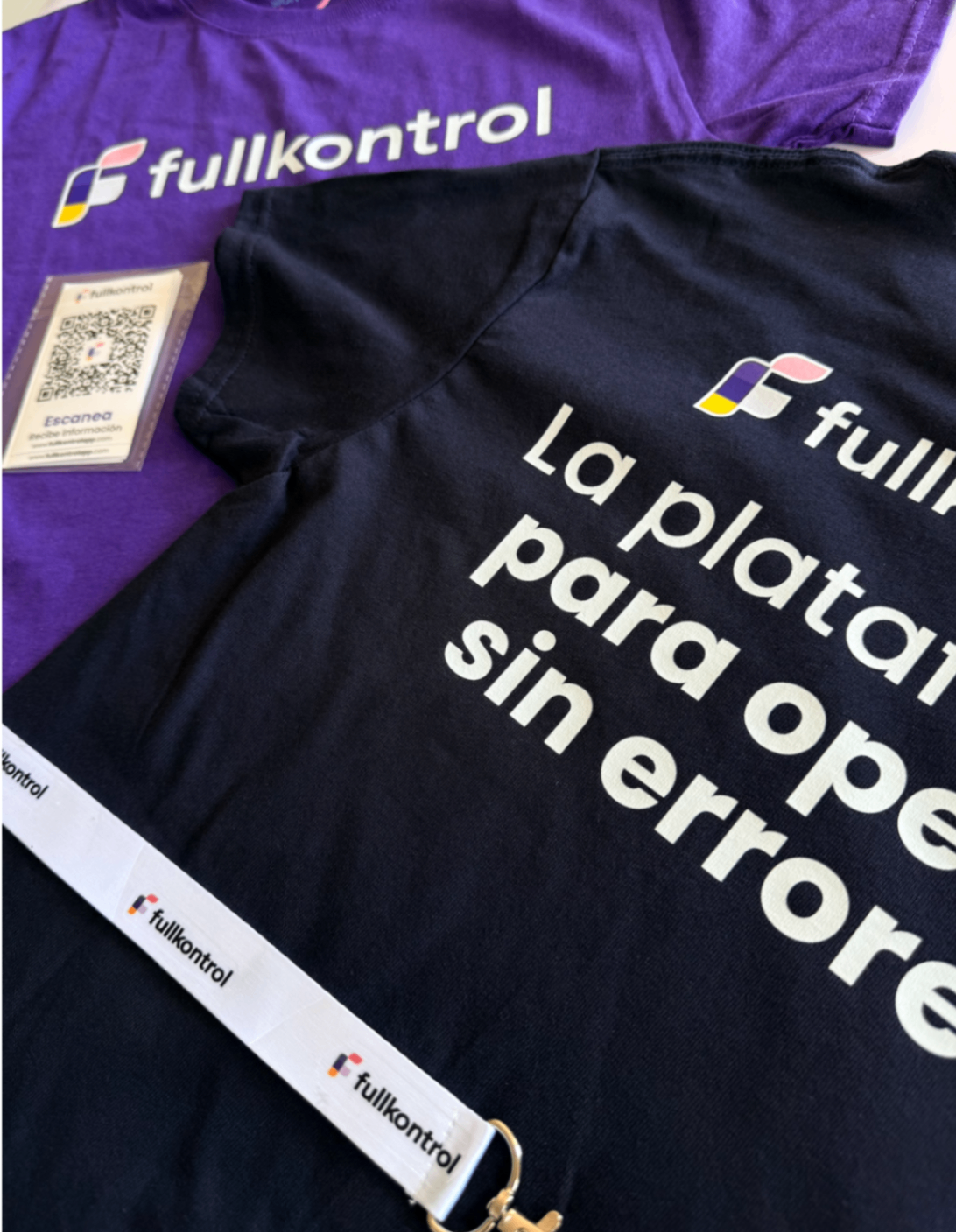 Kit corporativo Fullkontrol con camisetas y lanyard