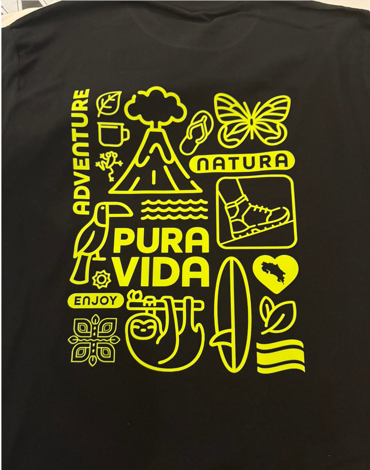 Camiseta negra Pura Vida con íconos amarillo neón