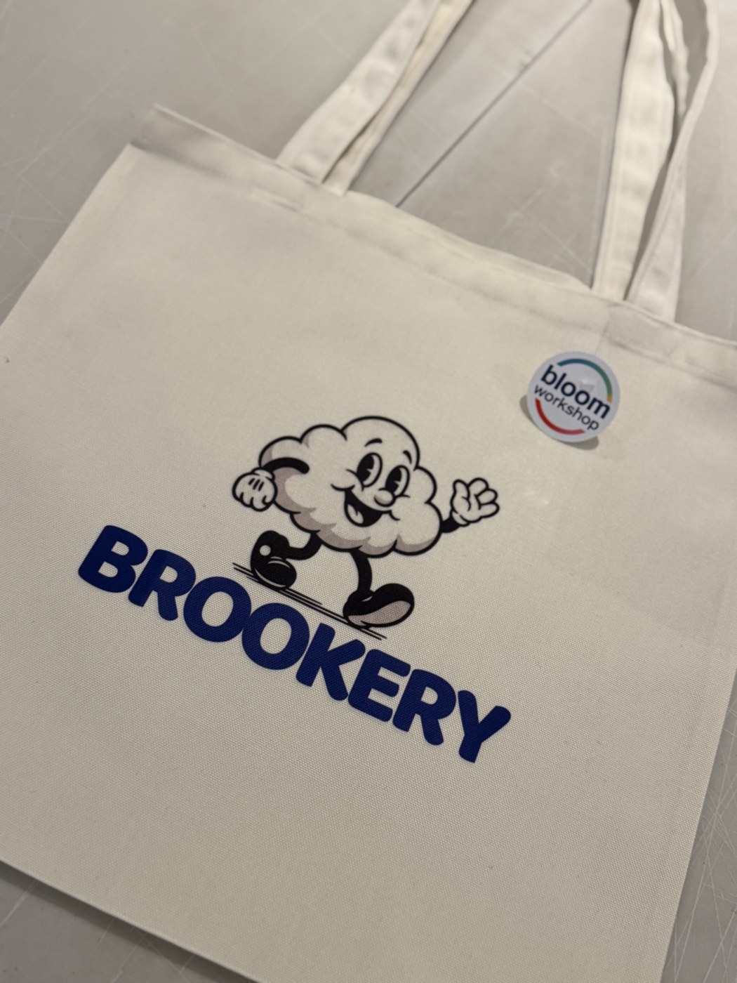 Tote bag natural con mascota y logo Brookery en azul