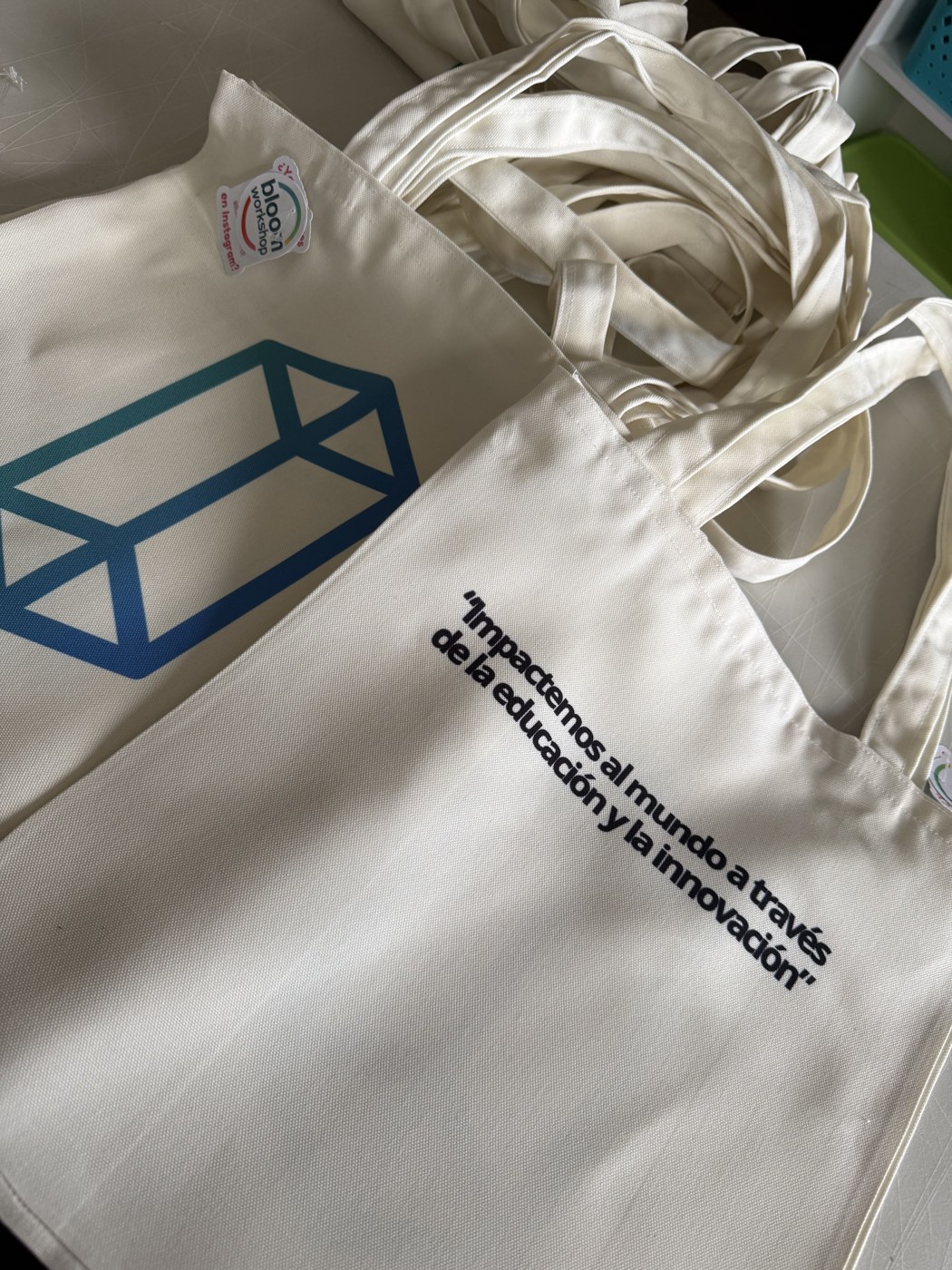 Tote bags corporativos con frase sobre educación e innovación