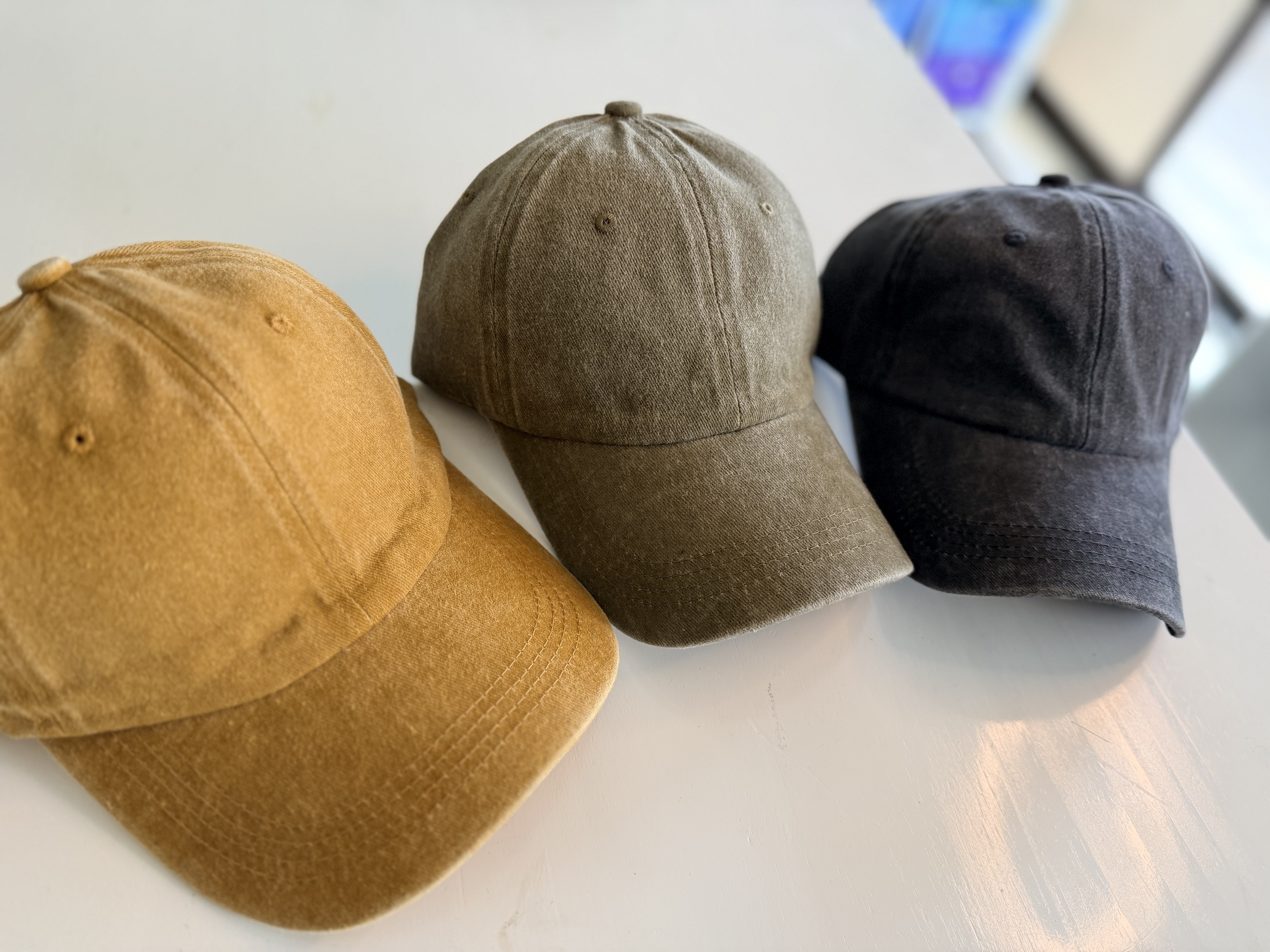 Tres gorras dad hat en mostaza, olivo y negro washed