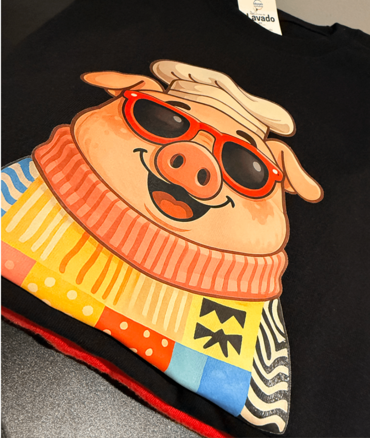 Camiseta negra Bloom con cerdito estampado