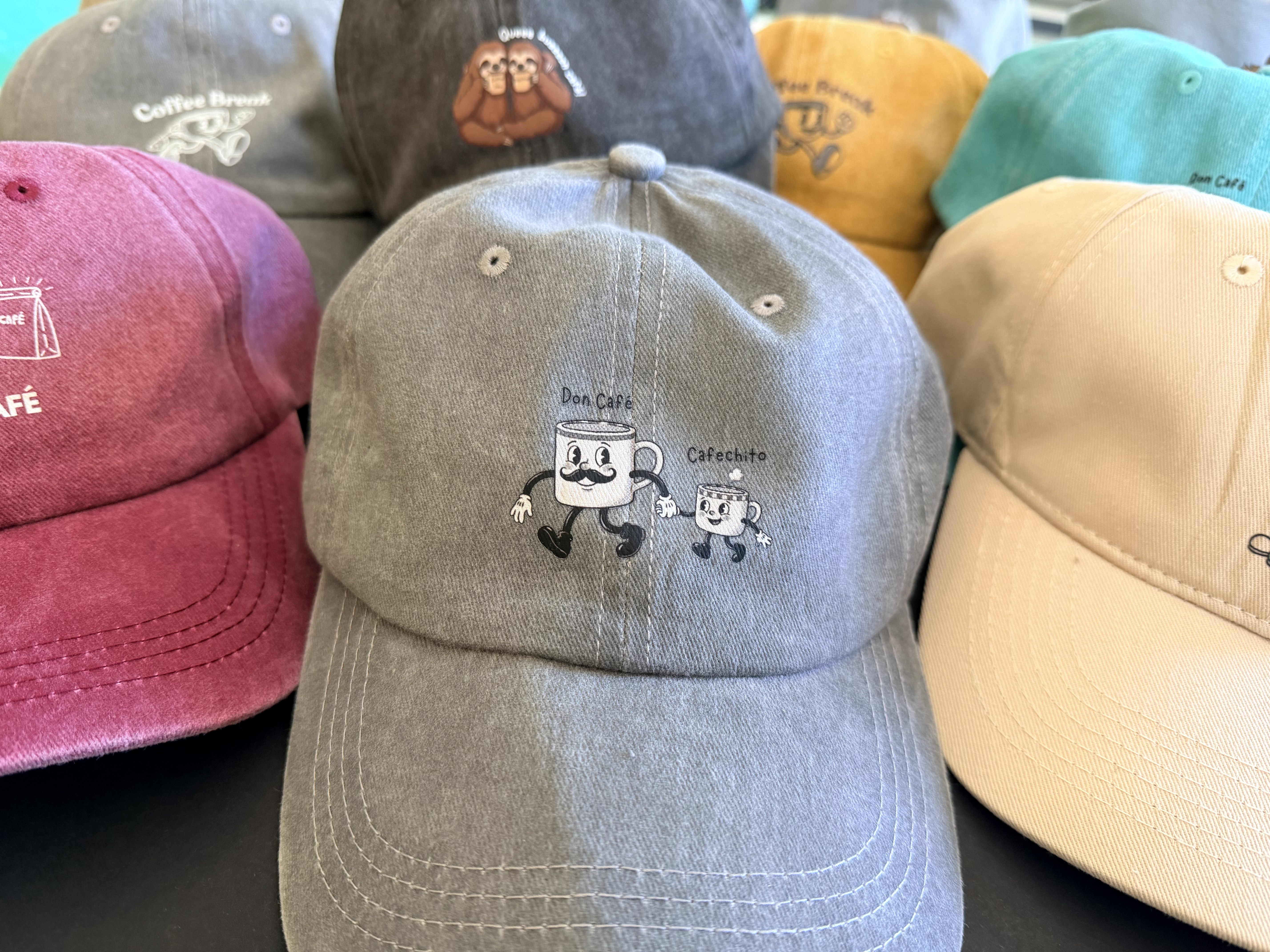 Gorras dad hat washed con bordado Don Café y Cafechito en varios colores