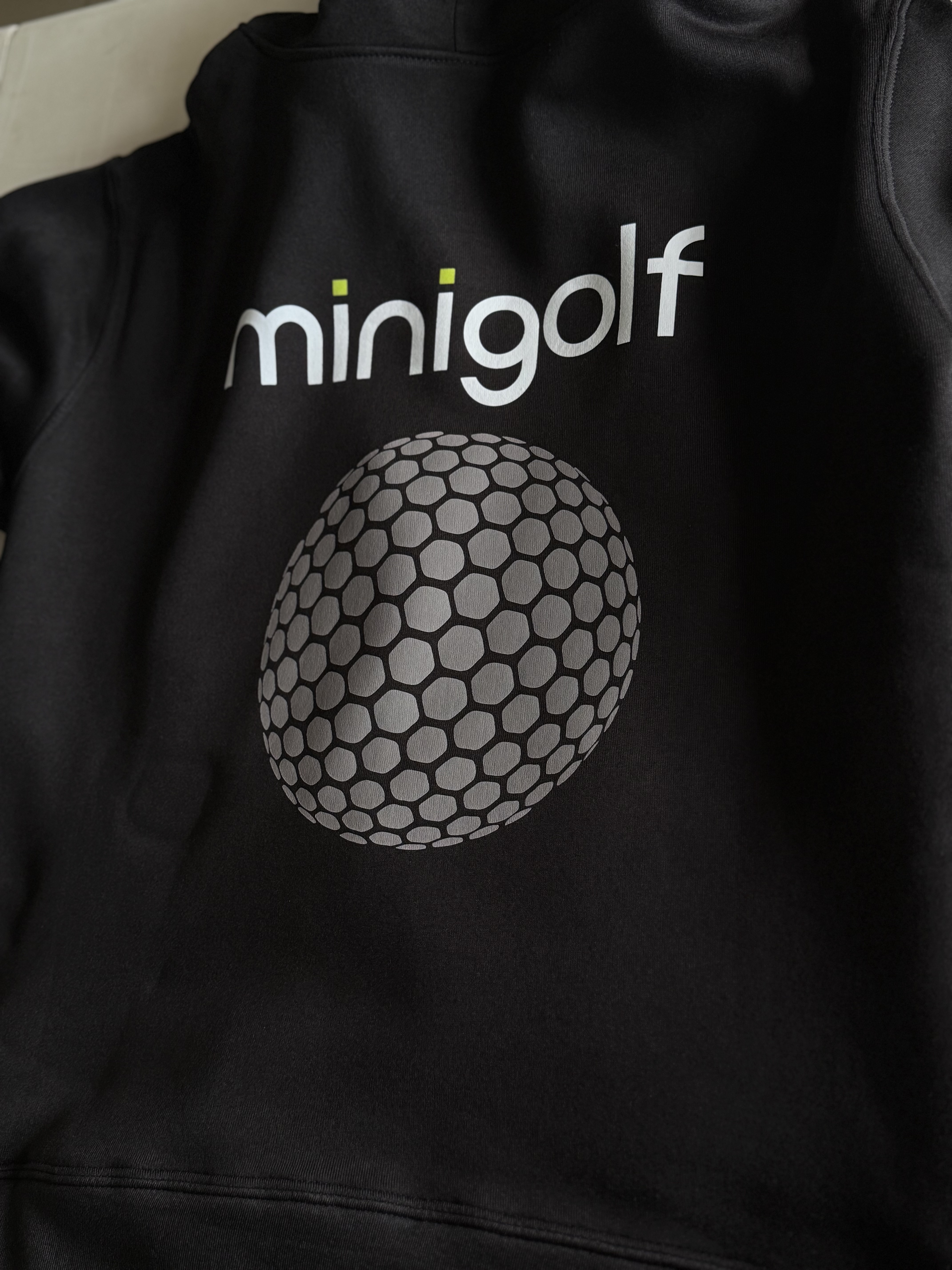 Espalda de sudadera Minigolf Costa Rica con estampado de bola de golf