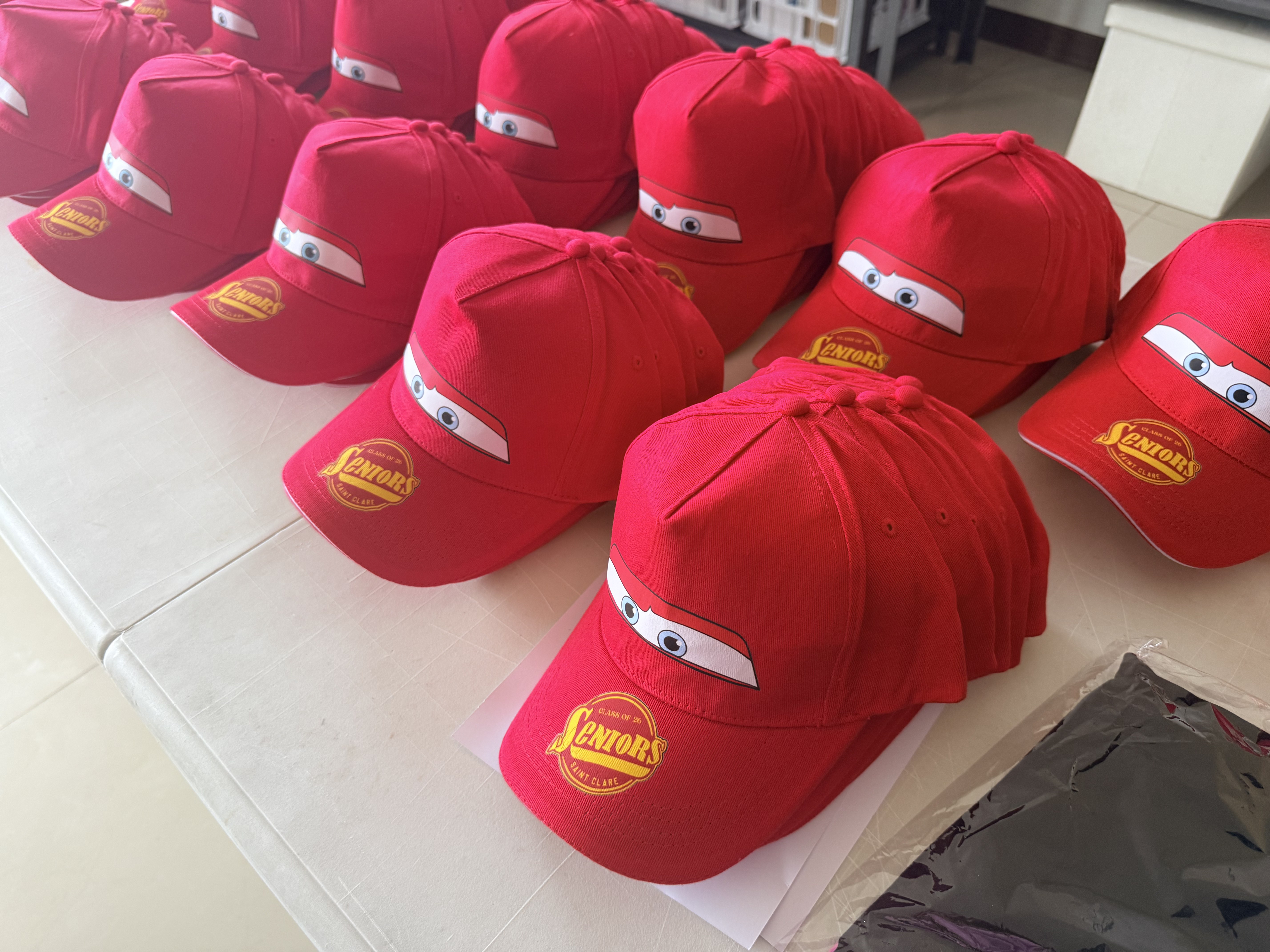 Gorras rojas Seniors Saint Clare Class of 26 estilo Cars