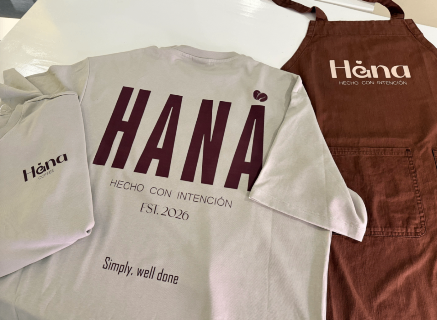 Camiseta y delantal Haná Coffee