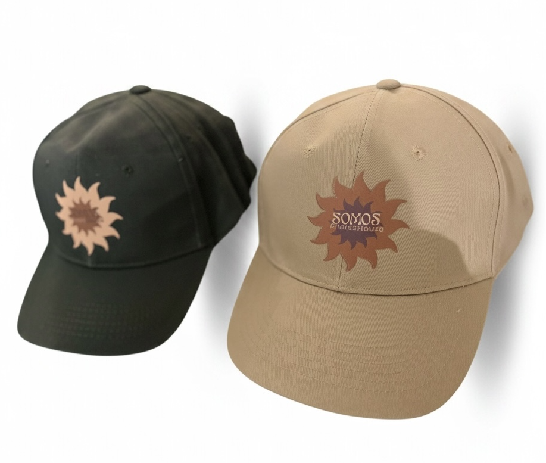 Gorras olivo y beige Somos Pilates House con logo de sol