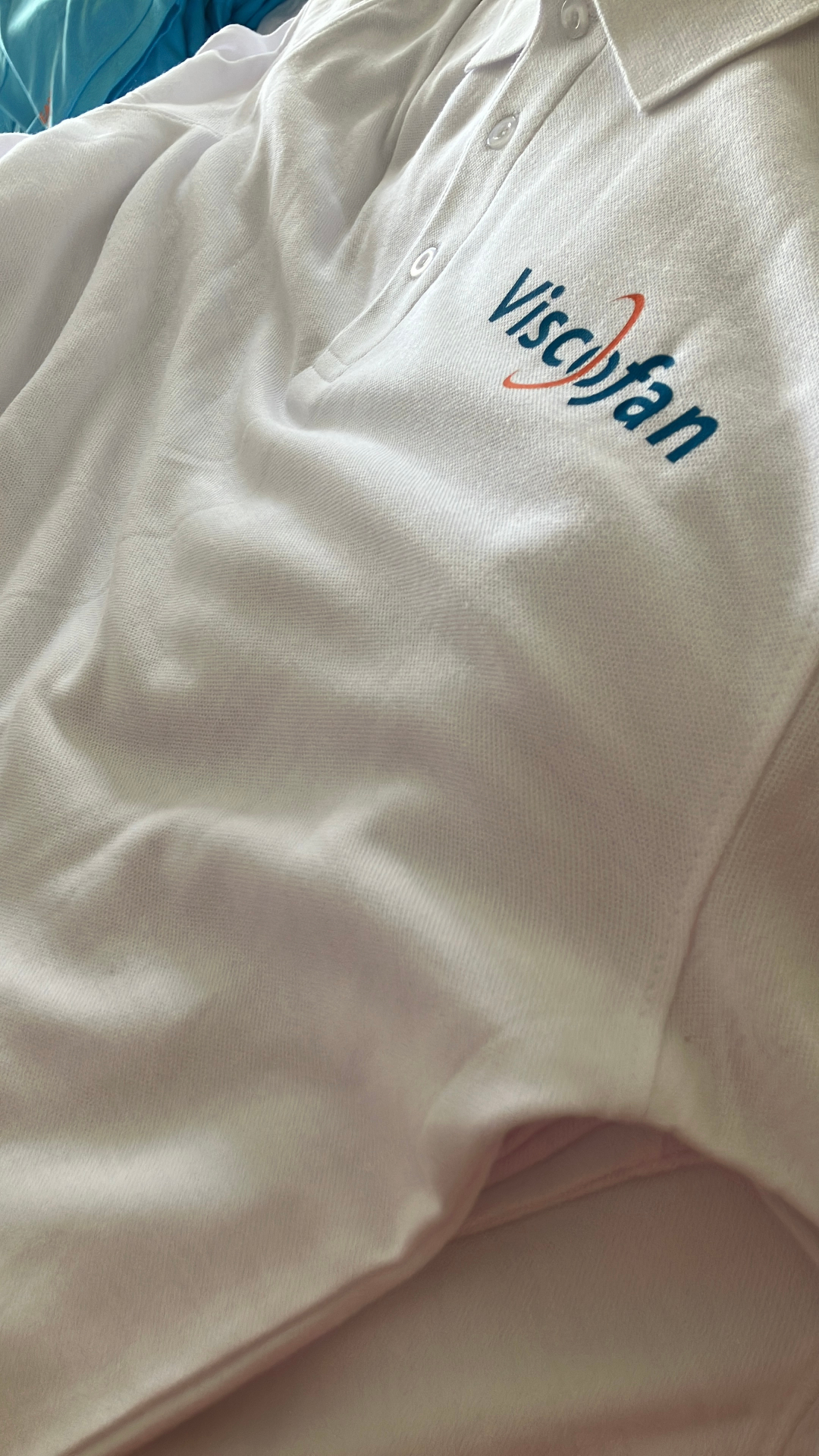 Polo blanco Viscofan con logo bordado